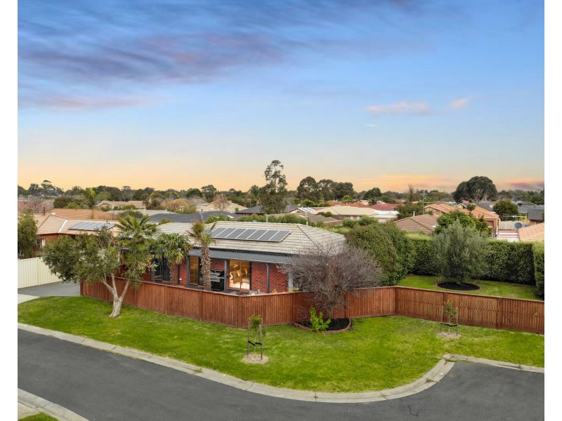 6 Orlit Close, Cranbourne North VIC 3977