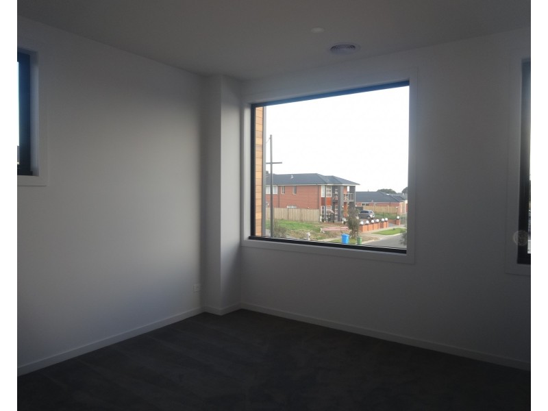 84 City Vista Circuit, Cranbourne West VIC 3977