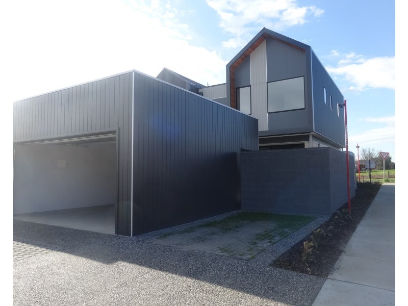 84 City Vista Circuit, Cranbourne West VIC 3977