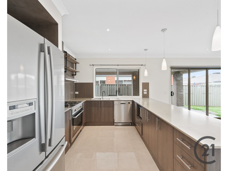 5 Waterloo Road, Cranbourne East VIC 3977
