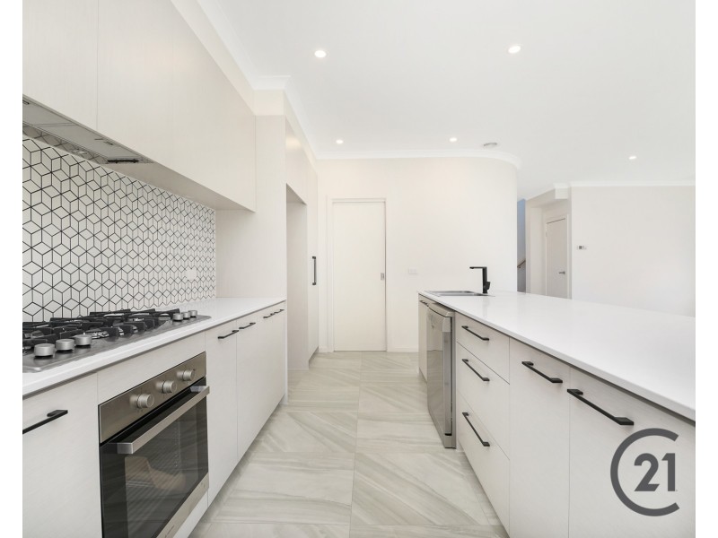 1/2 Oak Grove, Springvale VIC 3171