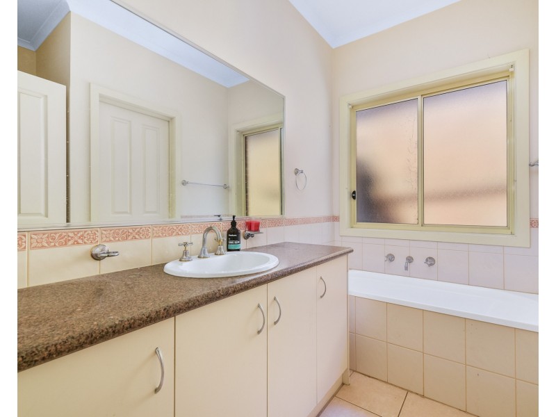 25 Paterson Drive, Lynbrook VIC 3975