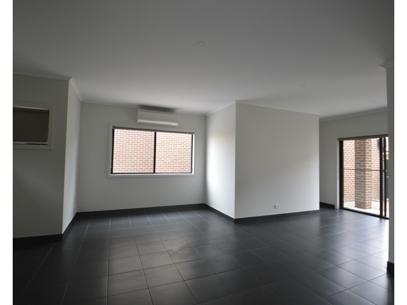 2/4 Canberra Avenue, Dandenong VIC 3175