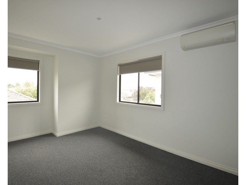 2/4 Canberra Avenue, Dandenong VIC 3175