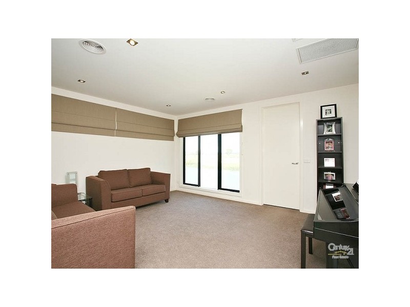 2 Parkhart Circle, Sandhurst VIC 3977