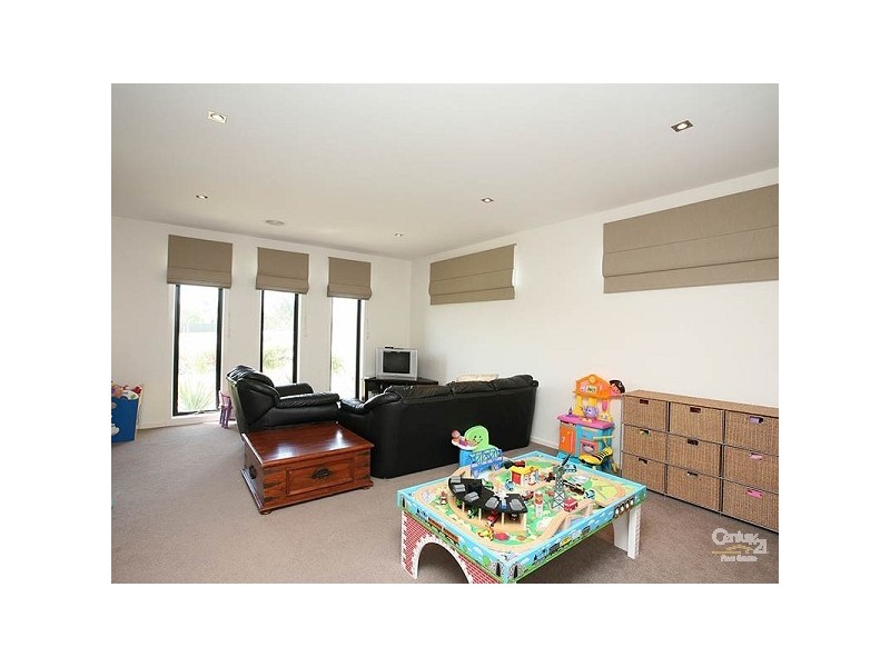 2 Parkhart Circle, Sandhurst VIC 3977