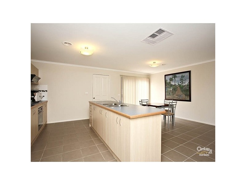 11 Esta Court, Carrum Downs VIC 3201