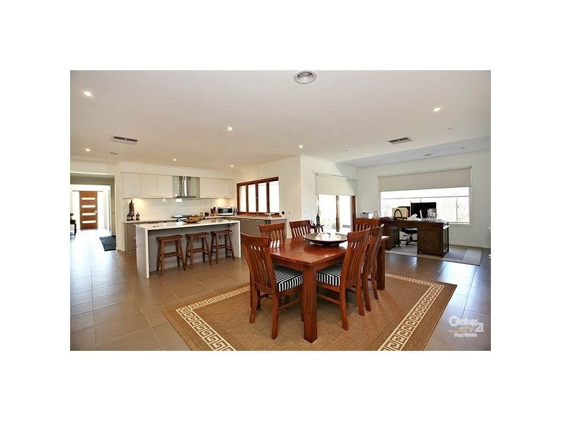 2 Bluewater Dve, Sandhurst VIC 3977