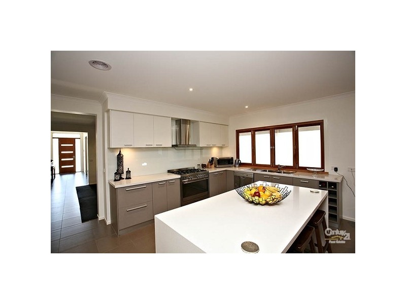 2 Bluewater Dve, Sandhurst VIC 3977