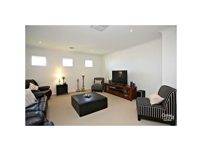 2 Bluewater Dve, Sandhurst VIC 3977