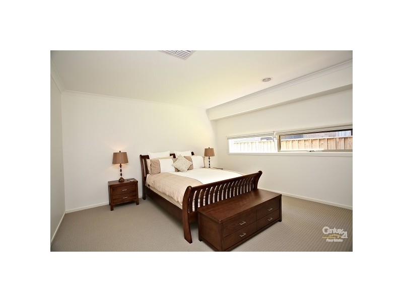 2 Bluewater Dve, Sandhurst VIC 3977