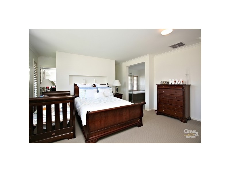 2 Bluewater Dve, Sandhurst VIC 3977