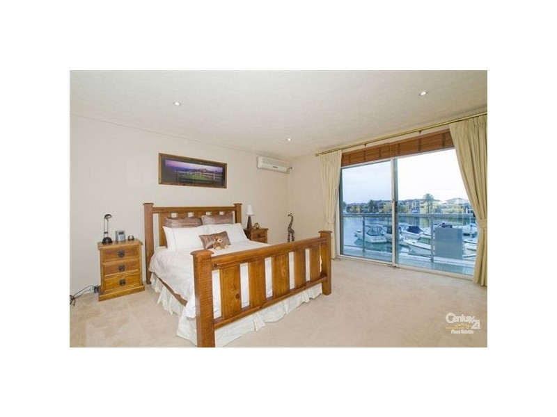 8 Marina Palms, Patterson Lakes VIC 3197
