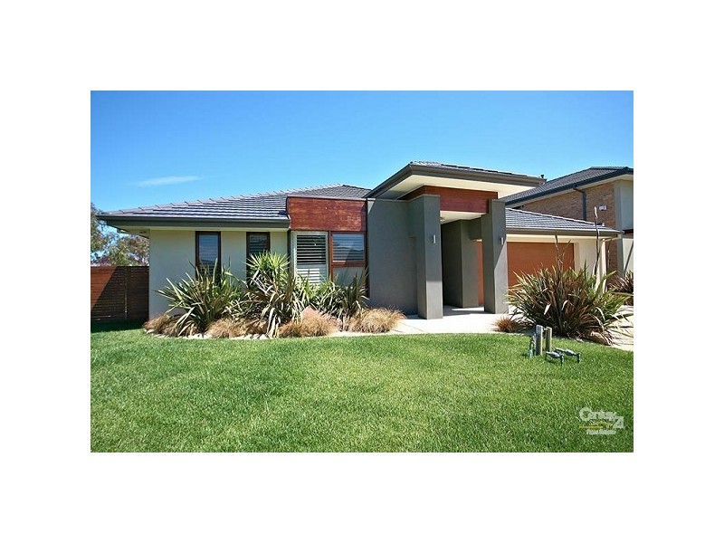 2 Bluewater Dve, Sandhurst VIC 3977