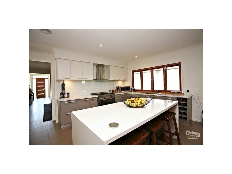 2 Bluewater Dve, Sandhurst VIC 3977