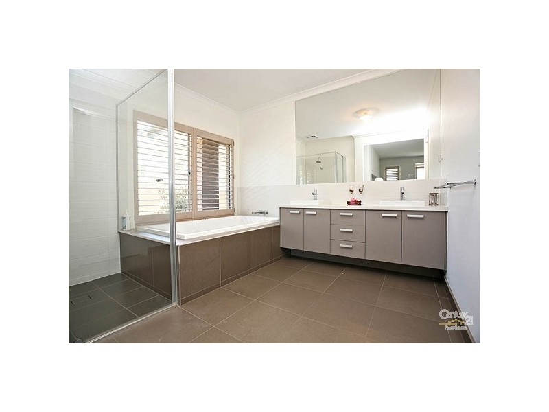 2 Bluewater Dve, Sandhurst VIC 3977