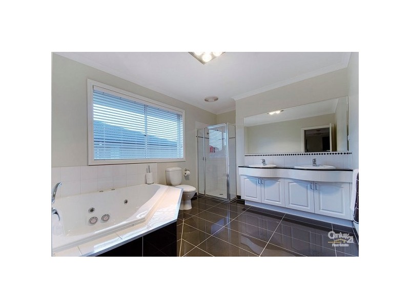 13 Commonwealth Tce, Sandhurst VIC 3977