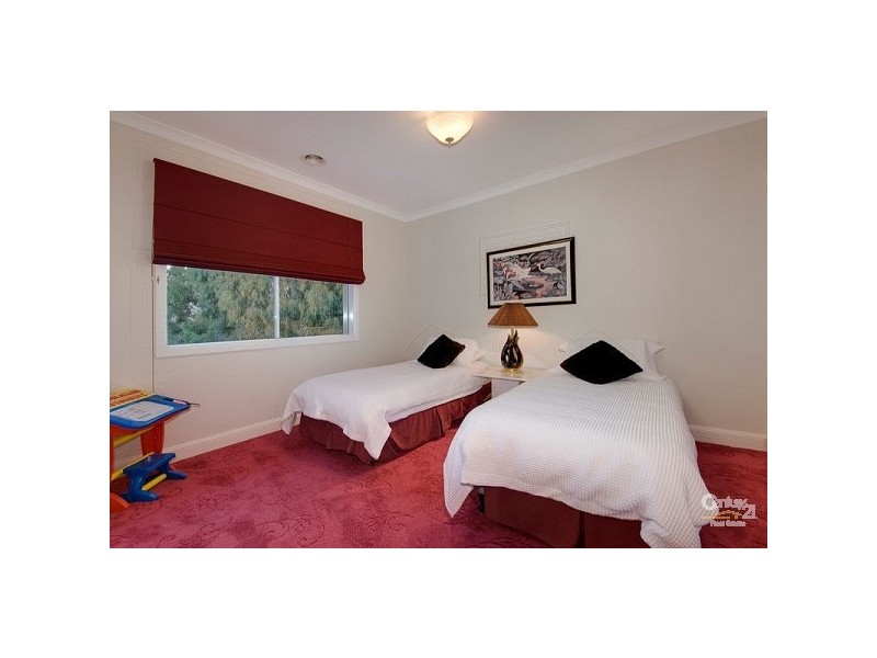 13 Commonwealth Tce, Sandhurst VIC 3977