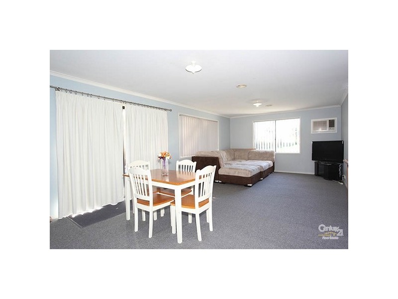 52 Scarborough Avenue, Cranbourne West VIC 3977