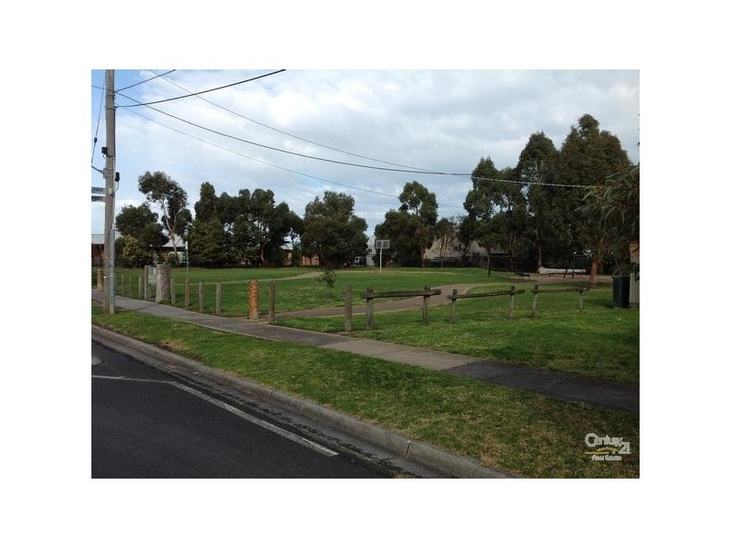 2 Holroyd Street, Seaford VIC 3198