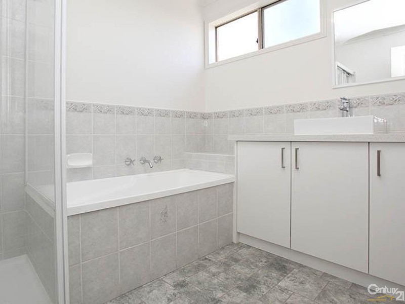 8 Degas Crt, Skye VIC 3977