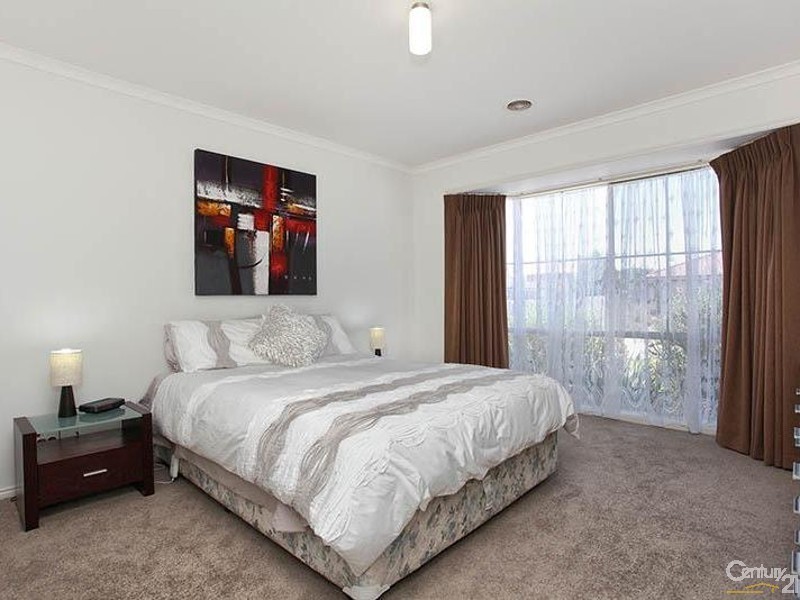 8 Degas Crt, Skye VIC 3977