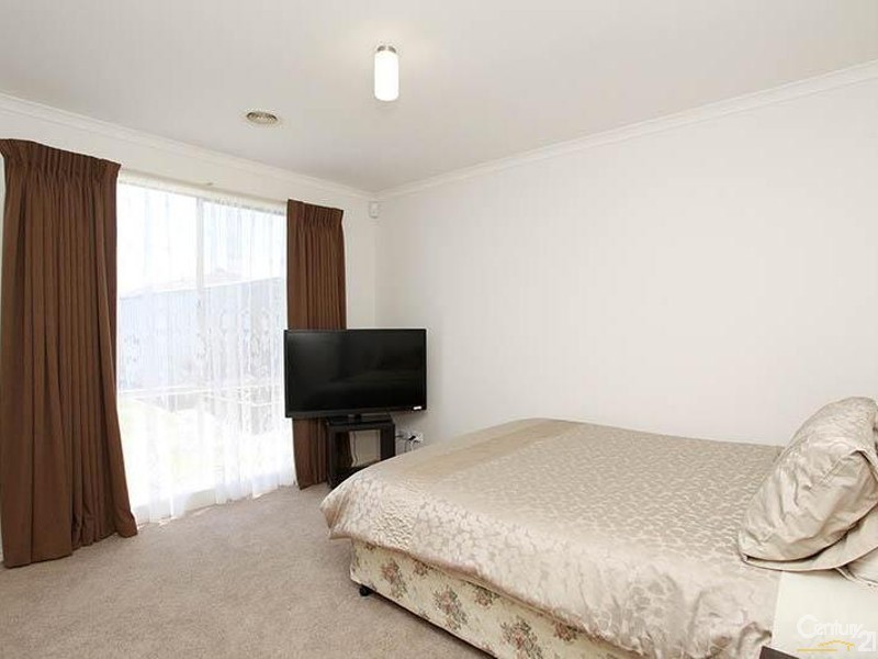 8 Degas Crt, Skye VIC 3977