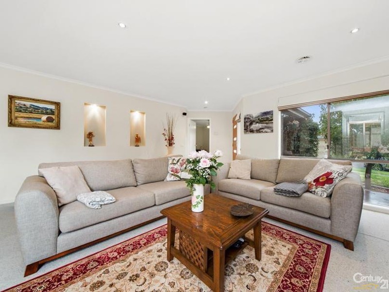 69 Rangeview Drv, Skye VIC 3977