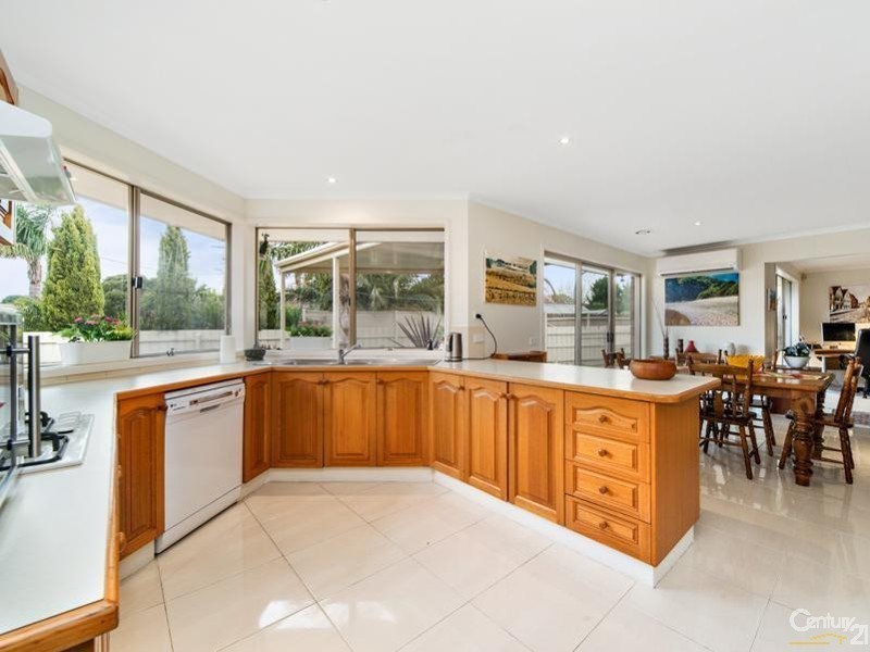 69 Rangeview Drv, Skye VIC 3977