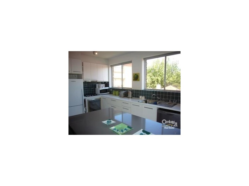 9/32 ORMOND ROAD, Elwood VIC 3184