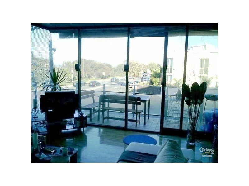 12/63 ORMOND ESPLANADE, Elwood VIC 3184