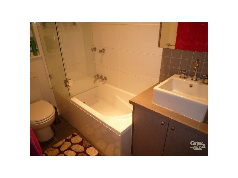 2/8 GLENHUNTLY ROAD, Elwood VIC 3184