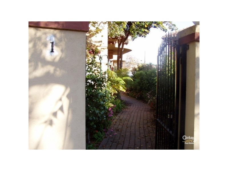 4/1 EILDON COURT, St Kilda VIC 3182