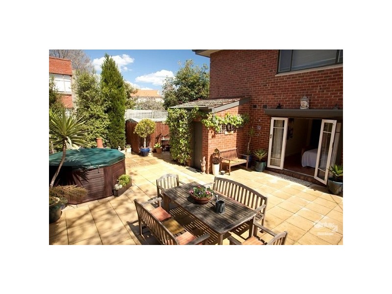 2/27 RUSKIN STREET, Elwood VIC 3184