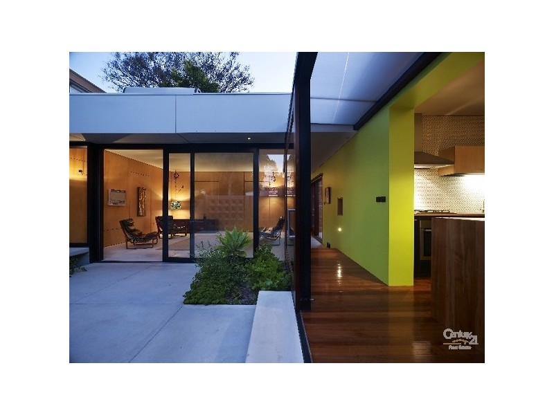 8 JERVOIS STREET, St Kilda VIC 3182