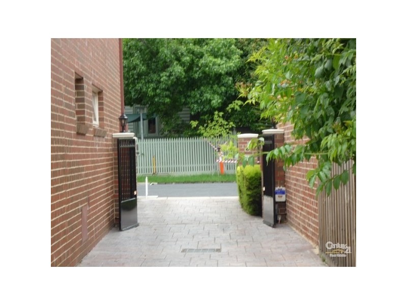 2/22 HAWTHORN AVENUE, Caulfield North VIC 3161