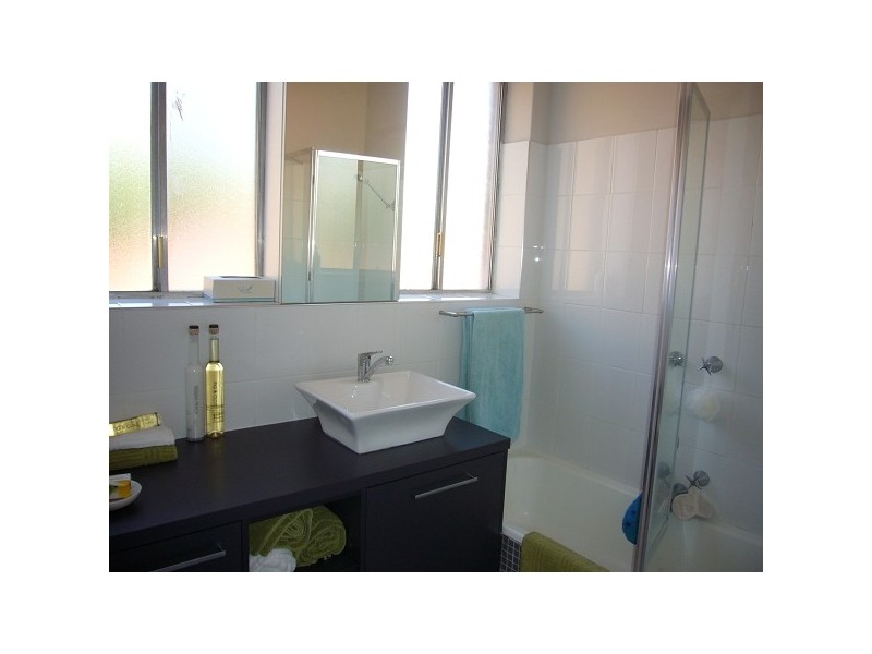 9/32 ORMOND ROAD, Elwood VIC 3184