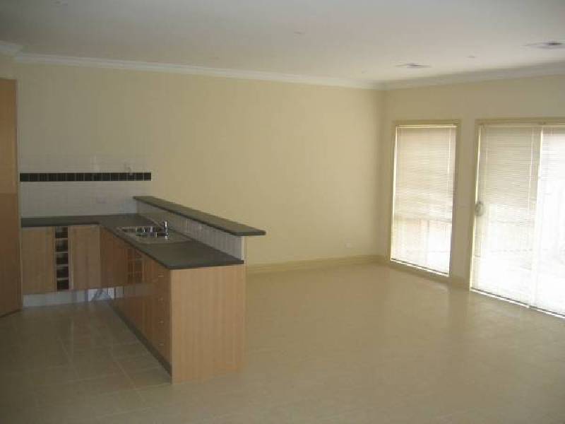 13/6-8 LORRAINE COURT, Hillside VIC 3037