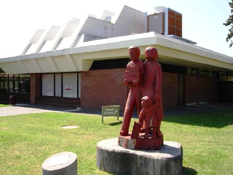 4 Oak Grove, Springvale VIC 3171