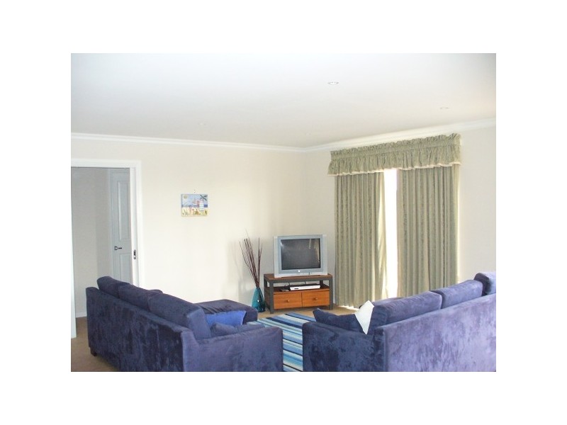 B118 (25) Woll, Rye VIC 3941