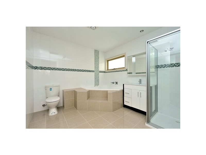 2/4 Clematis Avenue, Altona North VIC 3025