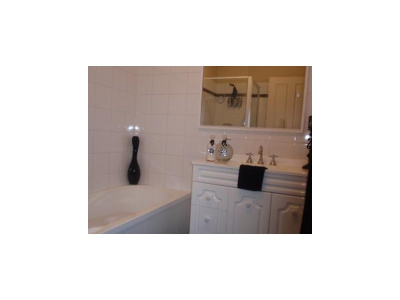 2/32 JEFFREY AVE, Altona North VIC 3025