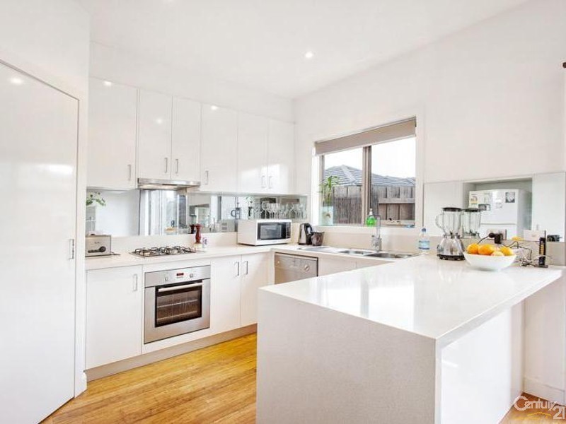 1/17 CARMEN STREET, Newport VIC 3015