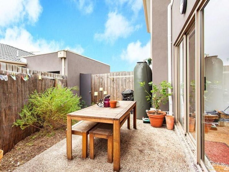 1/17 CARMEN STREET, Newport VIC 3015