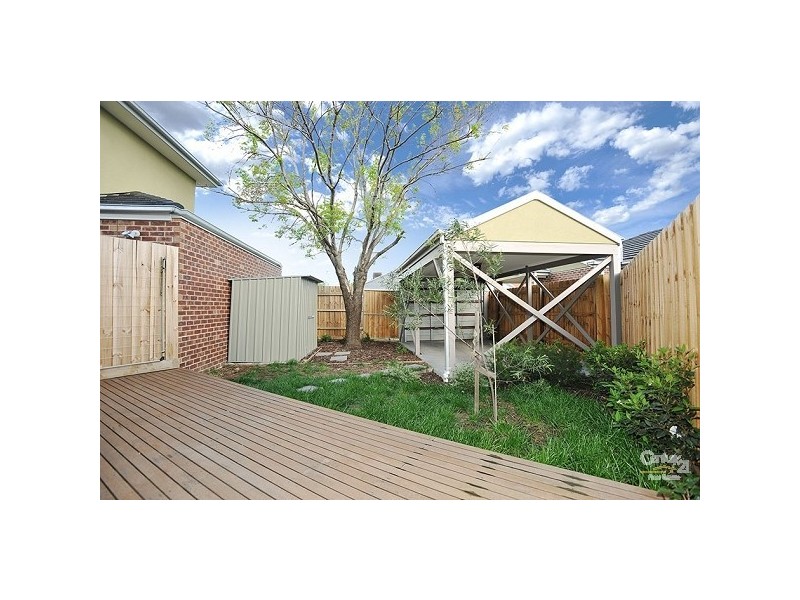 2/1 Douglas Street, Altona North VIC 3025
