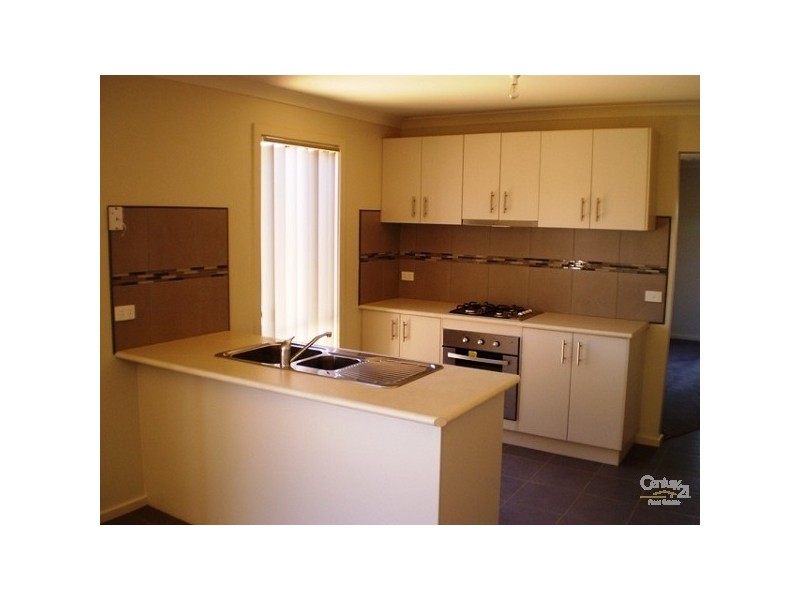 17 LAURENCE WAY, Tarneit VIC 3029