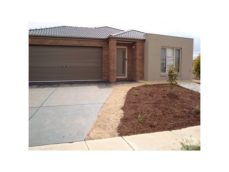 16 BILLABONG CRESCENT, Tarneit VIC 3029