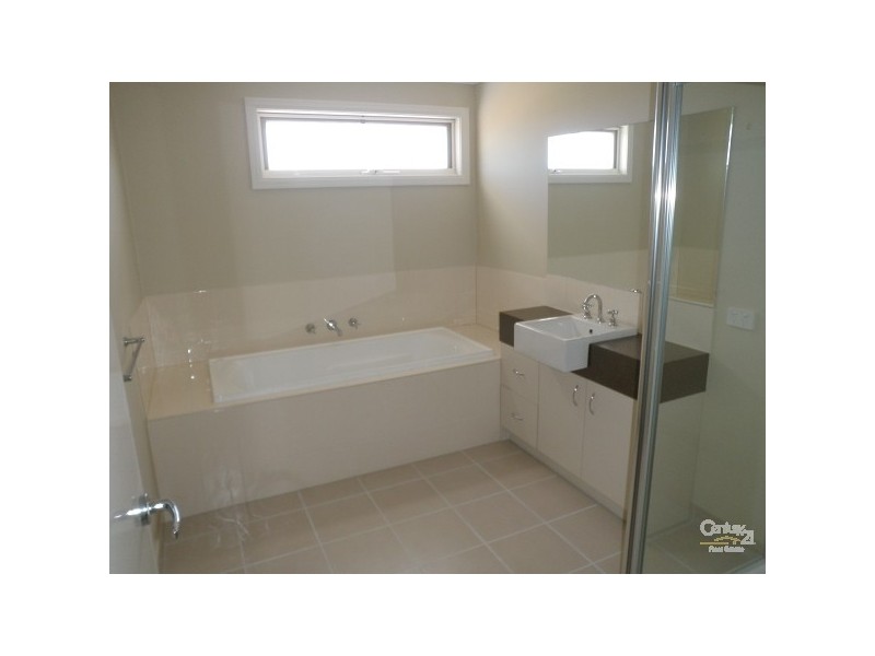 3 WATERSEDGE COVE, Sanctuary Lakes VIC 3030