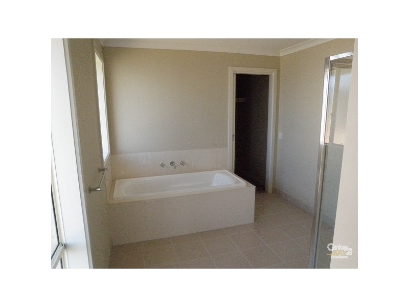 3 WATERSEDGE COVE, Sanctuary Lakes VIC 3030