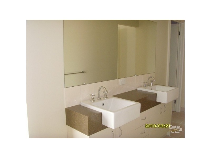 3 WATERSEDGE COVE, Sanctuary Lakes VIC 3030